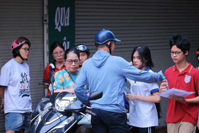 Chúc con hoàn thành tốt môn thi Toán - môn thi cuối Kỳ thi tuyển sinh lớp 10 công lập tại Hà Nội. Ảnh: Hoàng Hiếu - TTXVN