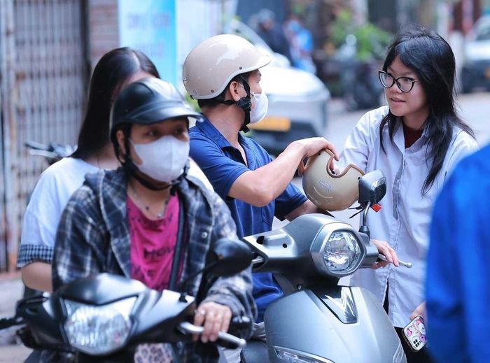 Các phụ huynh luôn là hậu phương, chỗ dựa vững chắc cho các thí sinh tự tin bước vào kỳ thi quan trọng. Ảnh: Hoàng Hiếu - TTXVN