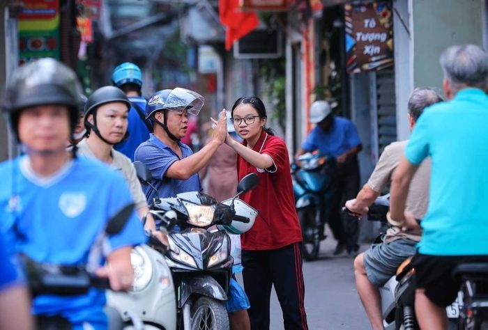 Chúc con hoàn thành tốt môn thi cuối Kỳ thi tuyển sinh lớp 10 công lập tại Hà Nội. Ảnh: Hoàng Hiếu - TTXVN