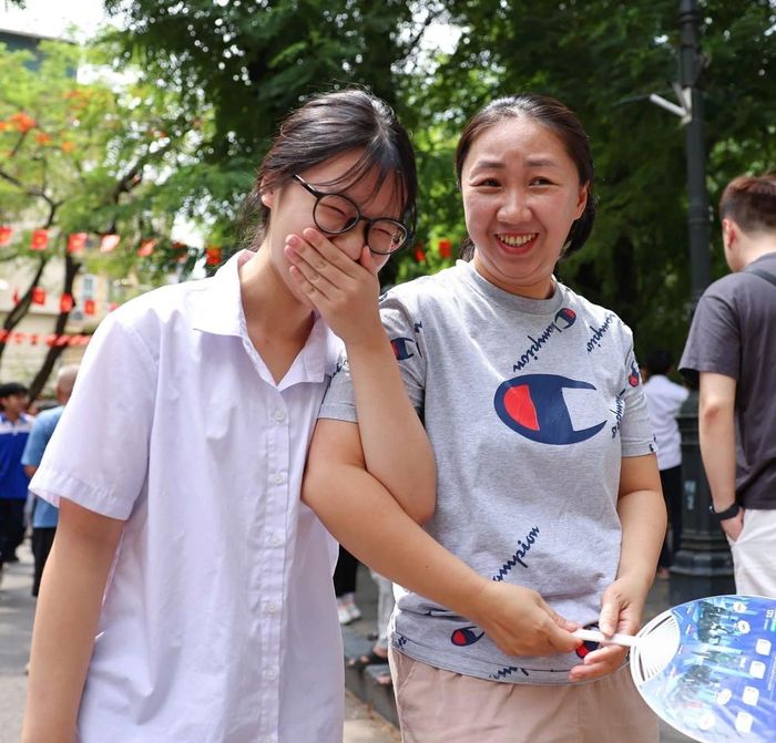 Niềm vui mừng của mẹ khi đón con gái hoàn thành tốt môn thi đầu tiên tại điểm thi Trường THPT Trần Nhân Tông. Ảnh: Thanh Tùng - TTXVN