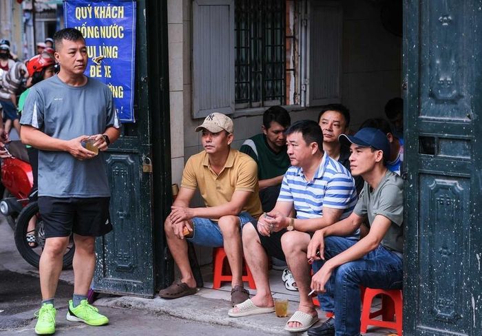 Phụ huynh ngóng chờ thí sinh làm bài thi bên ngoài điểm thi Trường THCS Ngô Quyền (Bạch Mai, Hà Nội). Ảnh: Hoàng Hiếu - TTXVN