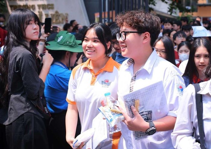 Niềm vui của thí sinh điểm thi Trường THCS Ngô Sĩ Liên khi hoàn thành môn thi Toán. Ảnh: Hoàng Hiếu - TTXVN