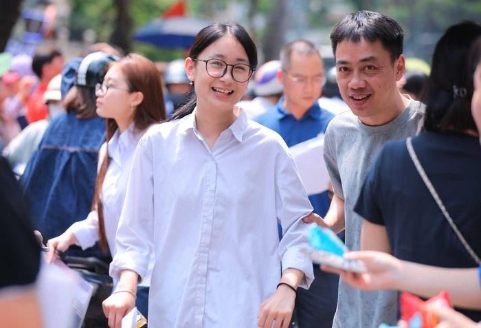 Thí sinh và phụ huynh vui mừng khi hoàn thành Kỳ thi tuyển sinh lớp 10 công lập. Ảnh: Hoàng Hiếu - TTXVN