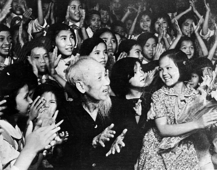 Nhân kỷ niệm Ngày Quốc tế Thiếu nhi 1/6, tối 31/5/1969, tại Phủ Chủ tịch, Chủ tịch Hồ Chí Minh cùng thiếu nhi Thủ đô xem biểu diễn văn nghệ chào mừng Bác. Ảnh: TTXVN