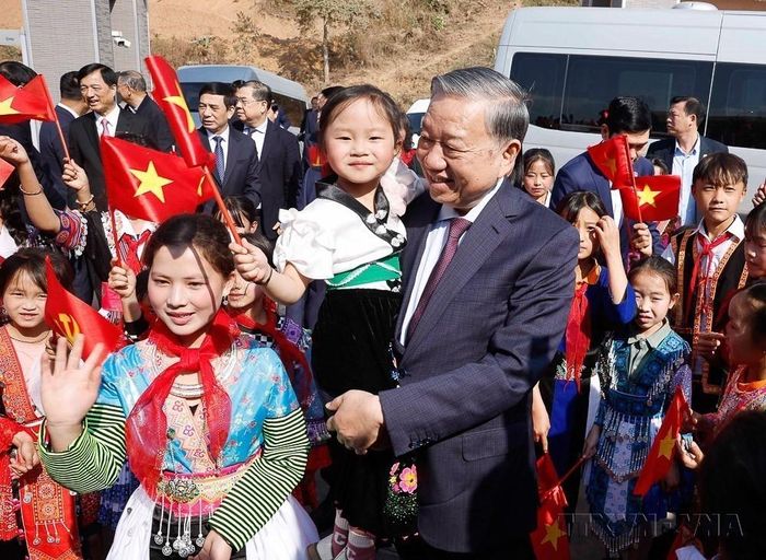 Tổng Bí thư Tô Lâm với các học sinh tại Lễ khánh thành Trường PT Nội trú liên cấp Tiểu học và THCS Si Pa Phìn (Điện Biên, 31/1/2026). Ảnh: Thống Nhất – TTXVN
