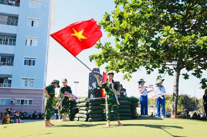Hưởng ứng Ngày Quốc tế thiếu nhi 1/6, Vùng 4 Hải quân và các đơn vị tại huyện đảo Trường Sa đã sôi nổi vui Tết thiếu nhi và tặng hơn 500 suất quà cho các cháu là con cán bộ, nhân viên đang công tác tại đơn vị. Ảnh: TTXVN
