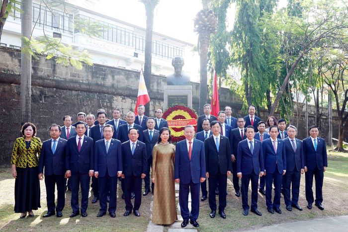Tổng Bí thư, Chủ tịch nước Tô Lâm và Phu nhân cùng đoàn đại biểu cấp cao Việt Nam tại Tượng đài Chủ tịch Hồ Chí Minh trong Công viên ASEAN, thành cổ Intramuros. Ảnh: Thống Nhất – TTXVN