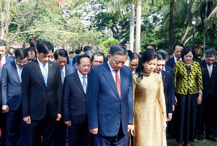 Tổng Bí thư, Chủ tịch nước Tô Lâm và Phu nhân cùng đoàn đại biểu cấp cao Việt Nam kính cẩn tưởng niệm Chủ tịch Hồ Chí Minh trước Tượng đài của Người trong Công viên ASEAN, thành cổ Intramuros. Ảnh: Thống Nhất – TTXVN