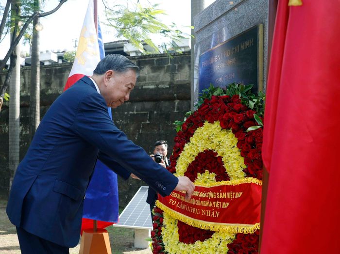 Tổng Bí thư, Chủ tịch nước Tô Lâm dâng hoa tại Tượng đài Chủ tịch Hồ Chí Minh trong Công viên ASEAN, thành cổ Intramuros. Ảnh: Thống Nhất – TTXVN