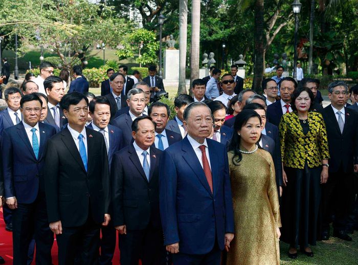 Tổng Bí thư, Chủ tịch nước Tô Lâm và Phu nhân cùng đoàn đại biểu cấp cao Việt Nam kính cẩn tưởng niệm Chủ tịch Hồ Chí Minh trước Tượng đài của Người trong Công viên ASEAN, thành cổ Intramuros. Ảnh: Thống Nhất – TTXVN