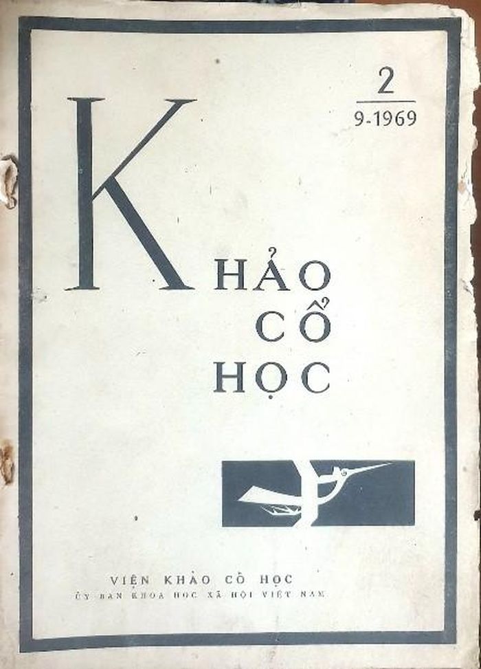 Tạp chí Khảo cổ học giữ khuôn bìa truyền thống này từ năm đầu tiên 1969 đến năm 2005, chỉ có sự thay đổi chút ít trong hai năm 1978 và 1979. Riêng khung “chim Lạc” cũng ít nhiều thay đổi theo thời gian