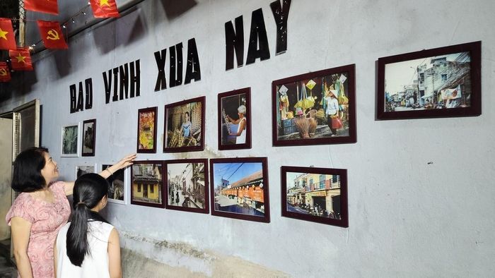 Tìm hiểu về lịch sử phố cổ Bao Vinh qua lễ hội. Ảnh: Mai Trang- TTXVN