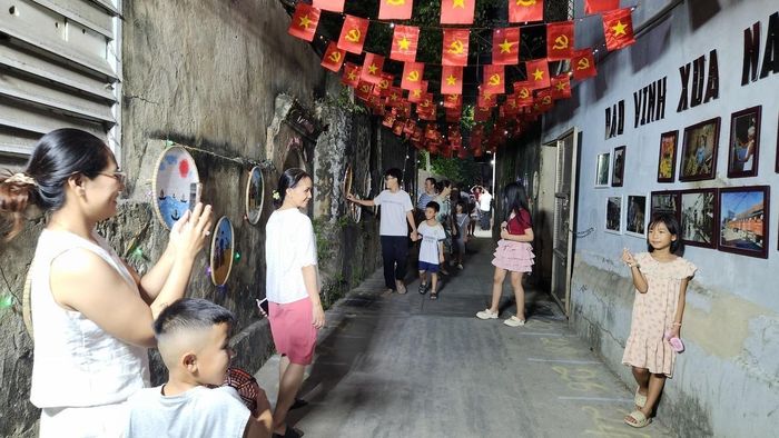 Lễ hội thu hút sự quan tâm của các bạn thiếu nhi và phụ huynh. Ảnh: Mai Trang- TTXVN
