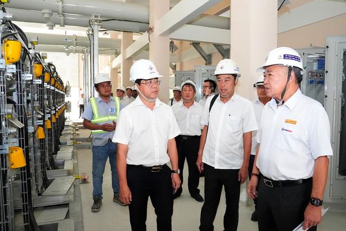 Ông Phạm Quốc Bảo, Chủ tịch HĐTV EVNHCMC (ngoài cùng bên phải), kiểm tra tiến độ các hạng mục cuối cùng của dự án Trạm 220kV Vĩnh Lộc.