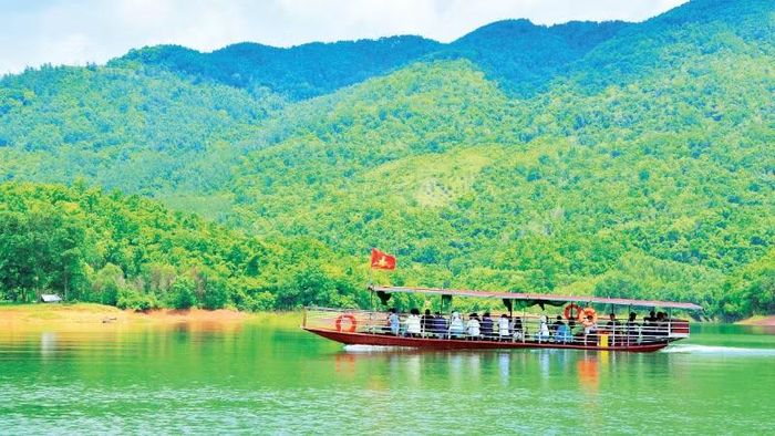 Hồ Cấm Sơn thu hút nhiều khách du lịch đến tham quan.