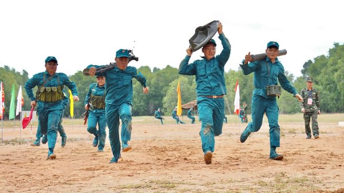 Các đội thực hiện nội dung thi với quyết tâm cao.