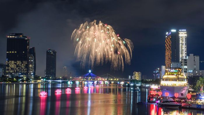 Đêm khai mạc đã thu hút sự quan tâm và đón nhận của hàng trăm nghìn khán giả, người dân và du khách.