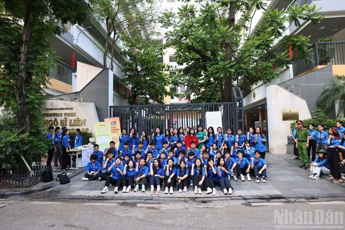 Tuổi trẻ Trường trung học phổ thông Việt Đức đồng hành cùng thí sinh trong suốt kỳ thi.