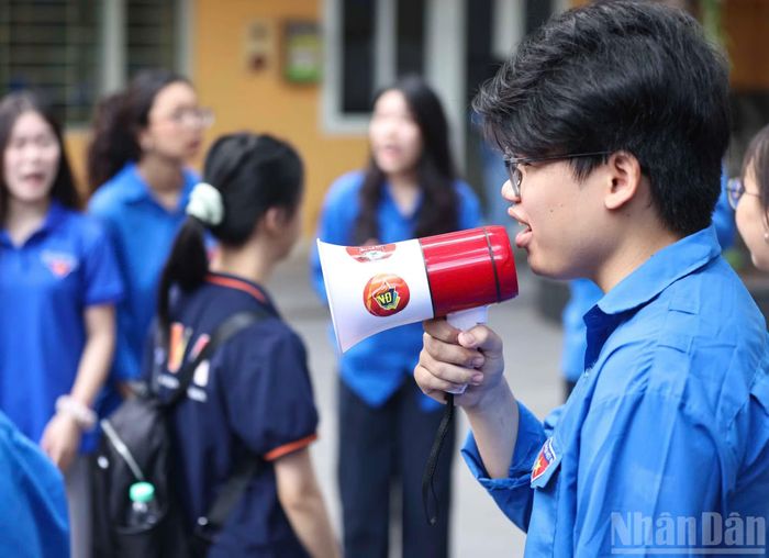 Lực lượng tình nguyện viên luôn túc trực, hỗ trợ thí sinh trong buổi thi cuối.