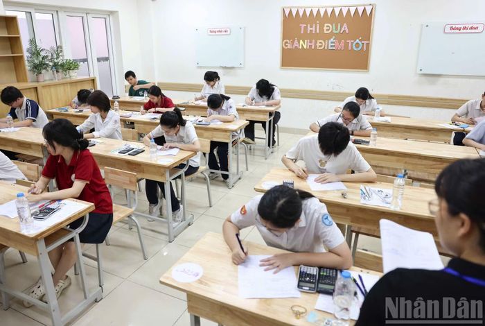 Không khí nghiêm túc tại phòng thi môn Toán sáng 31/5.