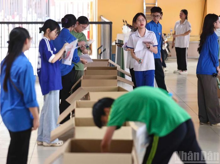Trong các buổi thi trước, đã có trường hợp thí sinh vi phạm quy chế do mang điện thoại vào phòng thi. Nhằm bảo đảm an toàn cho môn thi cuối cũng là để bảo đảm quyền lợi của thí sinh, các điểm thi tiếp tục quán triệt chỉ đạo của Sở Giáo dục và Đào tạo Hà Nội, yêu cầu cán bộ coi thi nâng cao trách nhiệm, thực hiện nghiêm túc quy chế thi.
