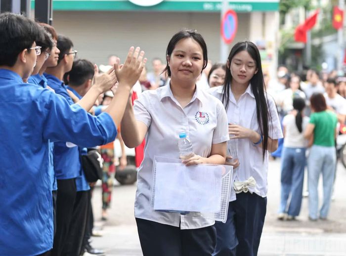 Các thí sinh Hà Nội đến điểm thi, thực hiện bài thi môn Toán - môn thi cuối cùng của kỳ thi tuyển sinh vào lớp 10 công lập năm học 2026-2027