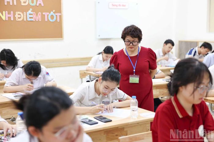 Trong phòng thi môn Toán kỳ thi tuyển sinh vào lớp 10 tại điểm thi Trường trung học cơ sở Ngô Sĩ Liên. (Ảnh: ĐẠI THẮNG)
