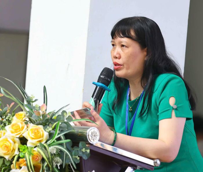 Trưởng điểm thi Trường trung học cơ sở Ngô Sĩ Liên Nguyễn Bội Quỳnh phổ biến các nội dung cần lưu ý trong quá trình thực hiện nhiệm vụ đối với cán bộ coi thi, và nhắc nhở, động viên thí sinh trước buổi bắt đầu bài thi Toán sáng 31/5.