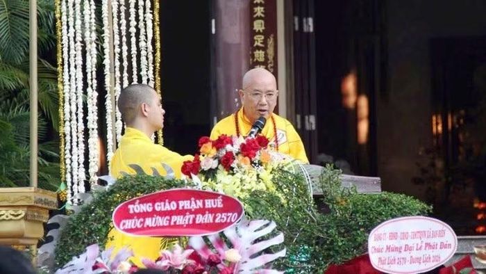 Hòa thượng Thích Khế Chơn tuyên đọc Thông điệp Đại lễ Phật đản Phật lịch 2570 của Đức Pháp chủ Giáo hội Phật giáo Việt Nam.