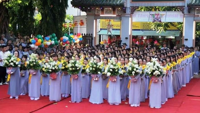 Nghi thức dâng hoa nguyện cầu quốc thái dân an, thế giới hòa bình, chúng sanh an lạc.