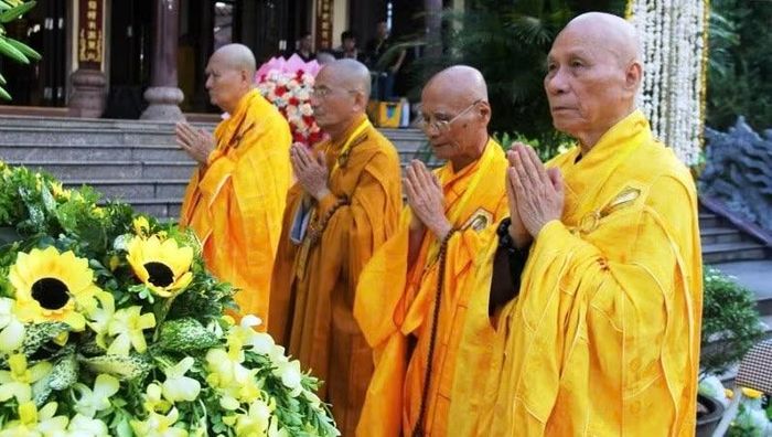 Các Trưởng lão Hòa thượng Thích Giác Quang, Phó Pháp chủ Giáo hội Phật giáo Việt Nam cùng các Trưởng lão Hòa thượng, Thành viên Hội đồng Chứng minh quang lâm chứng minh buổi lễ.