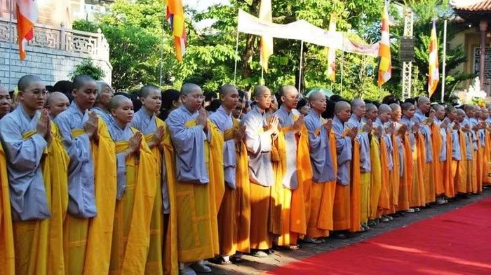 Đông đảo chư tăng ni tại các chùa, tự viện, tịnh xá, tịnh thất và đông đảo đồng bào Phật tử các giới và nhân dân địa phương tham dự buổi lễ.