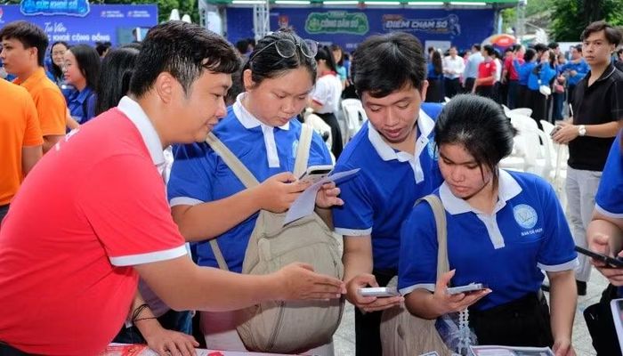 Đông đảo người dân, sinh viên đến tham gia Ngày hội.