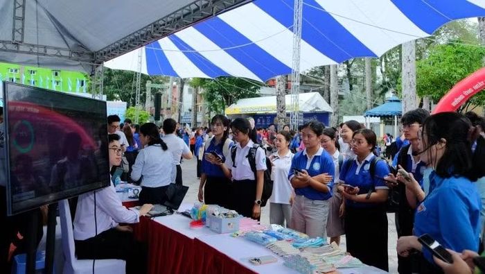 Ngày hội thu hút nhiều người dân, sinh viên đến tham gia.