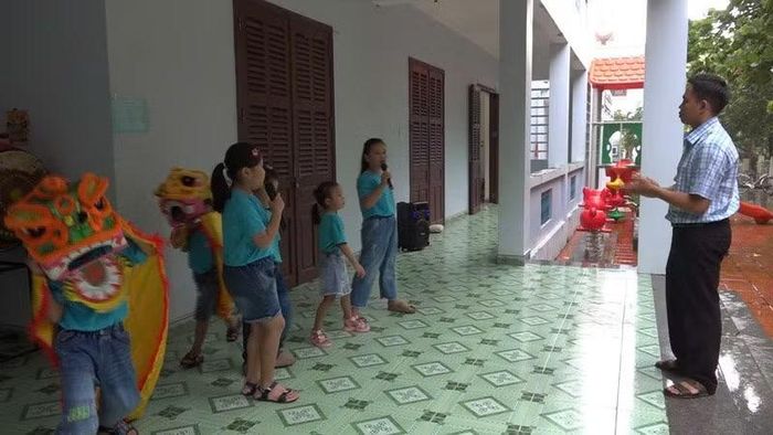 Thầy trò Trường Sa chuẩn bị tiết mục biểu diễn. (Ảnh: CTV)