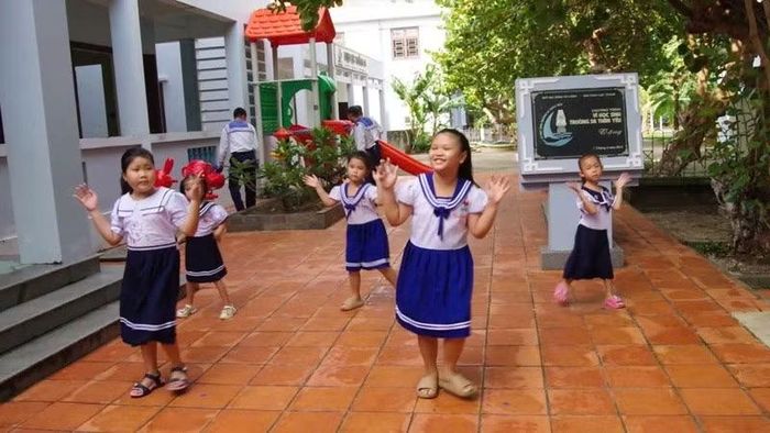 Các cháu thiếu nhi hăng hái tập văn nghệ. (Ảnh: CTV)