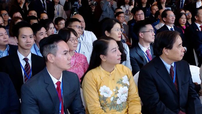PGS, TS Dương Minh Hải cùng các kiều bào SIngapore tại cuộc gặp mặt của Tổng Bí thư, Chủ tịch nước Tô Lâm và Phu nhân.