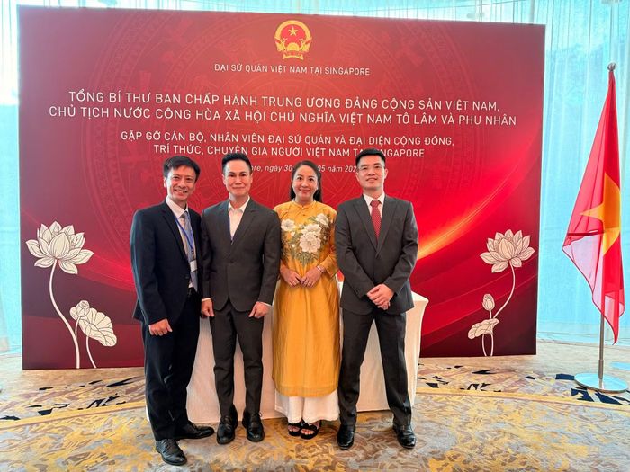 PGS, TS Dương Minh Hải cùng các kiều bào SIngapore tại cuộc gặp mặt.