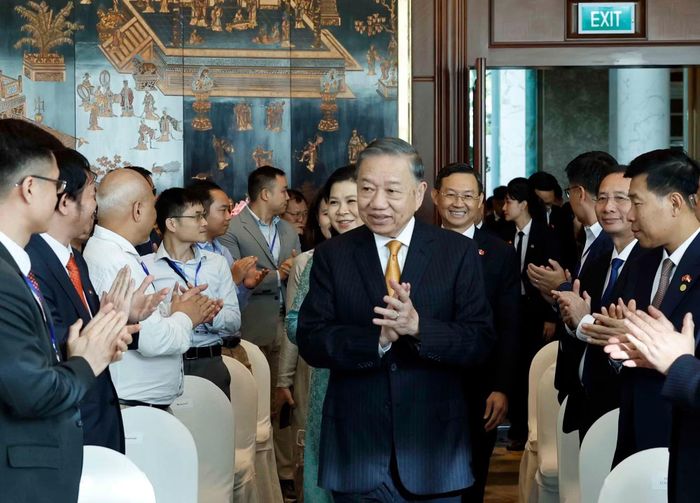 Chiều 30/5, Tổng Bí thư, Chủ tịch nước Tô Lâm và Phu nhân gặp gỡ cán bộ, nhân viên Đại sứ quán và đại diện cộng đồng, trí thức, chuyên gia người Việt Nam tại Singapore. Ảnh: TTXVN