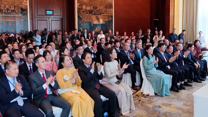 Cán bộ, nhân viên Đại sứ quán Việt Nam tại Singapore cùng đông đảo bà con kiều bào, chuyên gia, trí thức Việt Nam sinh sống, học tập và làm việc tại Singapore tham dự cuộc gặp gỡ Tổng Bí thư, CHủ tịch nước Tô Lâm cùng Phu nhân.
