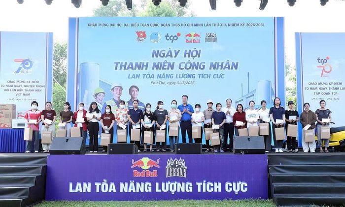 Ban tổ chức trao nhiều phần quà tặng các thanh niên công nhân hoàn cảnh khó khăn ở địa phương.