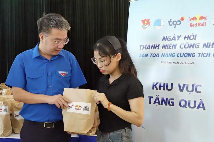 Đại diện Ban tổ chức đến thăm các khu vực của ngày hội, trao quà tận tay các nam nữ thanh niên công nhân.