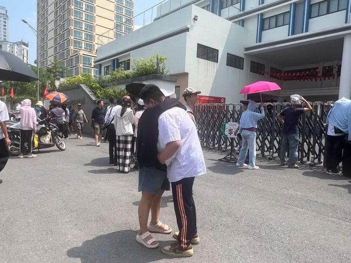 Có những cái ôm chia sẻ.