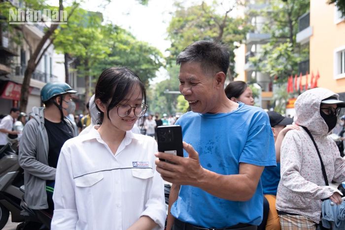 Bạn Ngô Bảo Huyền, cựu học sinh Trường trung học cơ sở Ngô Sĩ Liên chia sẻ sự phấn khởi sau khi hoàn thành kỳ thi vào lớp 10 cùng bố. Với mục tiêu thi đỗ vào trường mà em mong muốn. Huyền nhận xét đề thi ba môn hoàn toàn vừa sức với học lực của bản thân và em cảm thấy đặc biệt tự tin với môn Tiếng Anh. Anh Ngô Quang Lực, bố của Bảo Huyền, chia sẻ rằng bản thân cảm thấy rất vui và an tâm khi thấy con bước ra khỏi phòng thi với gương mặt rạng ngời. Sau những nỗ lực ôn luyện, hai bố con đều có tâm lý thoải mái và sẵn sàng chờ đợi kết quả khả quan sắp tới.