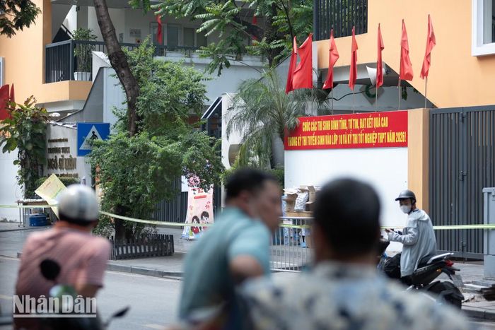 Khu vực điểm thi được rào chắn kỹ lưỡng để bảo đảm an ninh và trật tự.