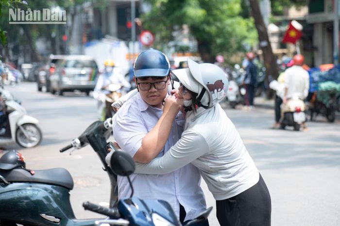 Bạn Hoàng Minh Huy, cựu học sinh Trường trung học cơ sở Ngô Sĩ Liên, và mẹ là chị Quách Thị Hoàng Huệ đã có những chia sẻ về quá trình ôn thi cũng như cảm nhận về đề thi năm nay. Huy cho biết em tự tin nhất với môn Tiếng Anh và cảm thấy đề thi nói chung khá vừa sức nhưng có tính phân loại cao, đòi hỏi thí sinh phải có sự tư duy nhiều hơn ở các câu hỏi khó. Đối với môn Toán, Huy cũng hoàn thành bài làm khá tốt. Chị Huệ chia sẻ thêm rằng ngay từ đầu năm học, Huy đã xác định mục tiêu phấn đấu cao cho bản thân. Trong suốt quá trình đó, em luôn nhận được sự đồng hành, động viên từ gia đình cùng các thầy cô giáo. Sau khi kết thúc hai ngày thi, hai mẹ con đều cảm thấy tự tin với kết quả và hy vọng Huy sẽ trúng tuyển vào ngôi trường mong ước.