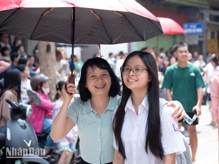 Sau hai ngày thi đầy căng thẳng là ánh mặt rạng rỡ của thí sinh và nụ cười đầy tự hào của các bậc cha mẹ.