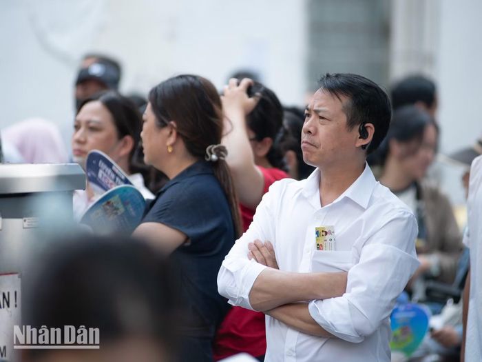 Ánh mắt ngóng chờ và nhiều lo lắng từ các bậc phụ huynh.