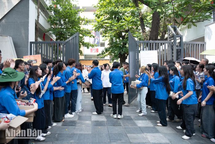 Lực lượng thanh niên tiếp sức mùa thi gửi lời chúc mừng tới các sĩ tử.