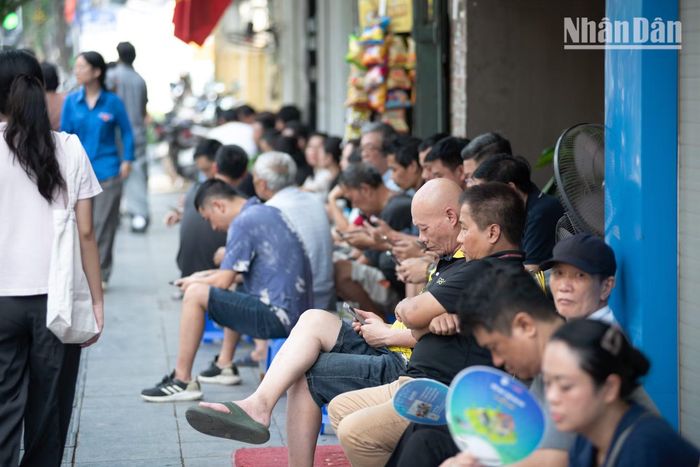 Một số khác ngồi ghé vào quán nước nhưng tâm trạng cũng không kém phần hồi hộp như các sĩ tử.